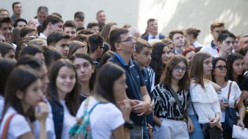 Elevii nu sunt de acord cu voucherele pentru cumpărarea uniformelor şcolare