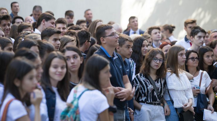 Elevii nu sunt de acord cu voucherele pentru cumpărarea uniformelor şcolare