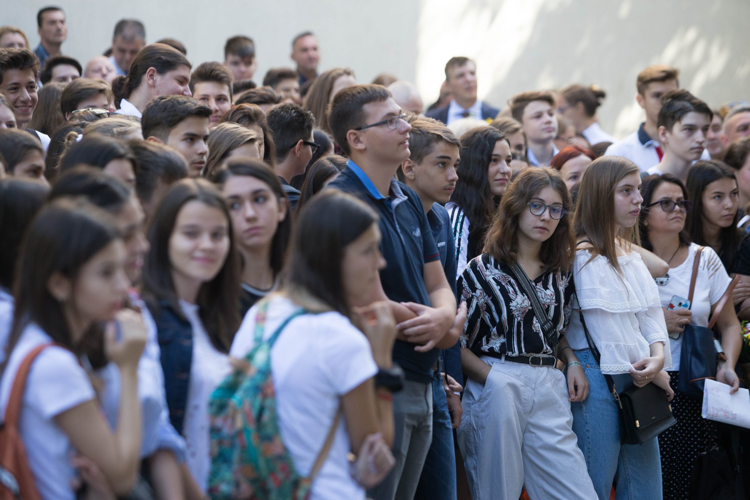 Elevii nu sunt de acord cu voucherele pentru cumpărarea uniformelor şcolare