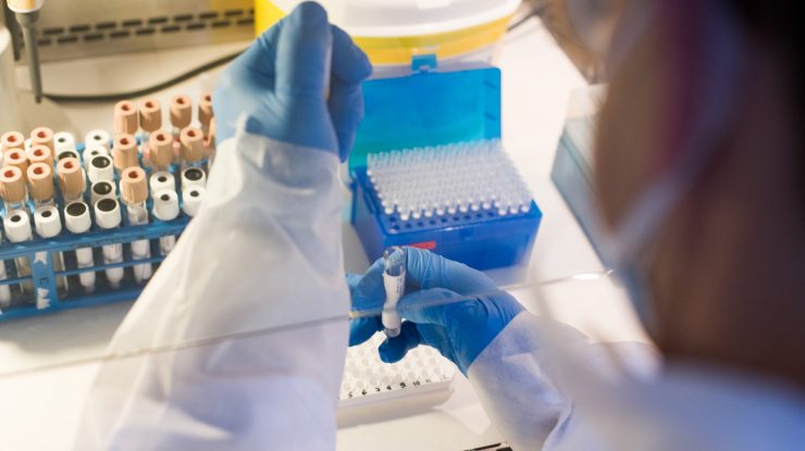 Cursa periculoasă pentru punerea în circulaţie a unui vaccin. Neliniştile provocate în rândul americanilor de ”Operation Warp Speed“