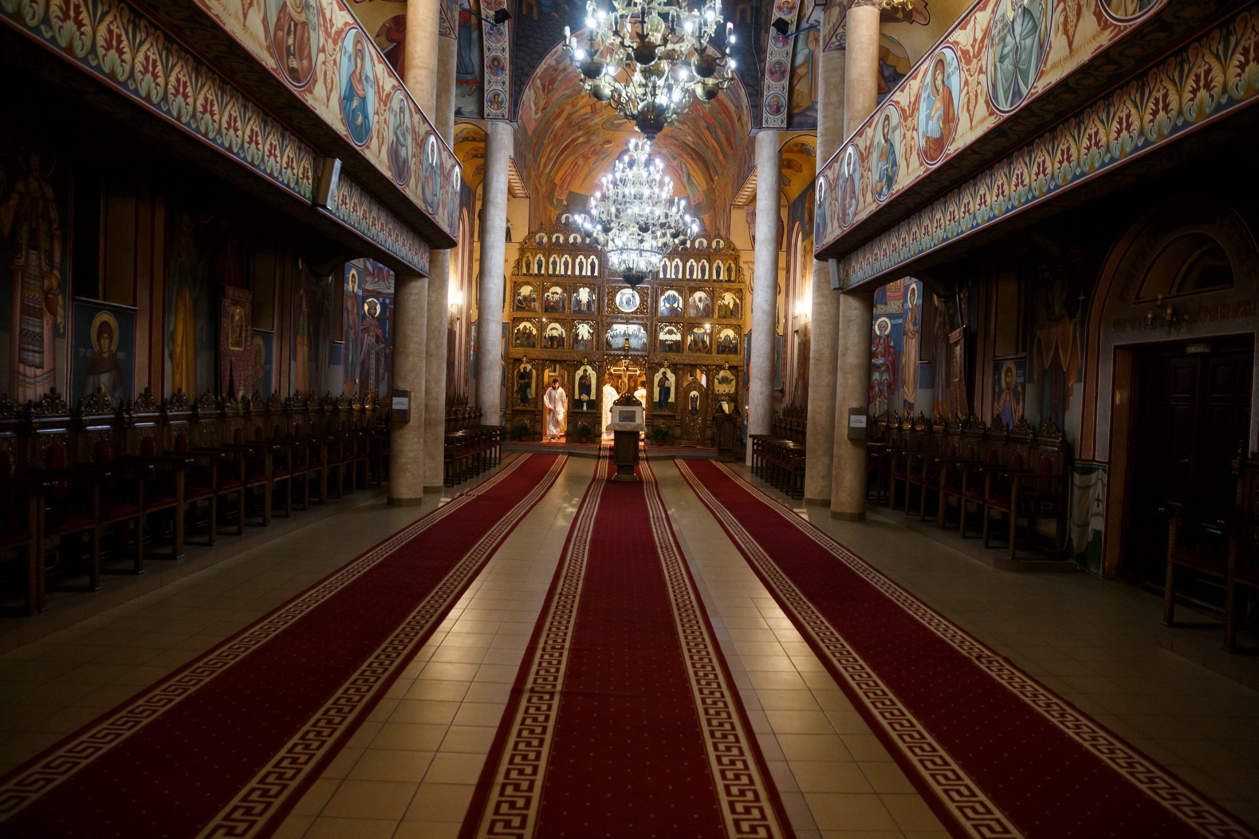 O femeie condamnată pentru evaziune din videochat, trimisă la biserică