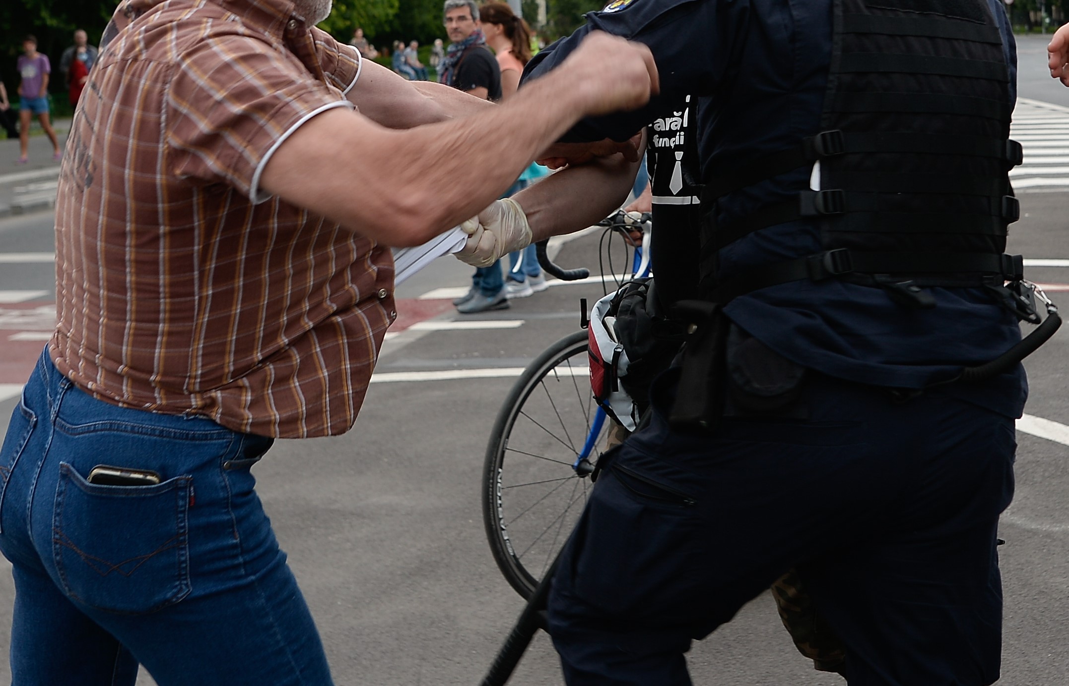 Mai mulți bărbați s-au luat la pumni în zona unei secții de votare din Dolj