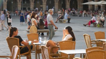 Tot la terase e mai bine. Românii evită să intre în restaurante