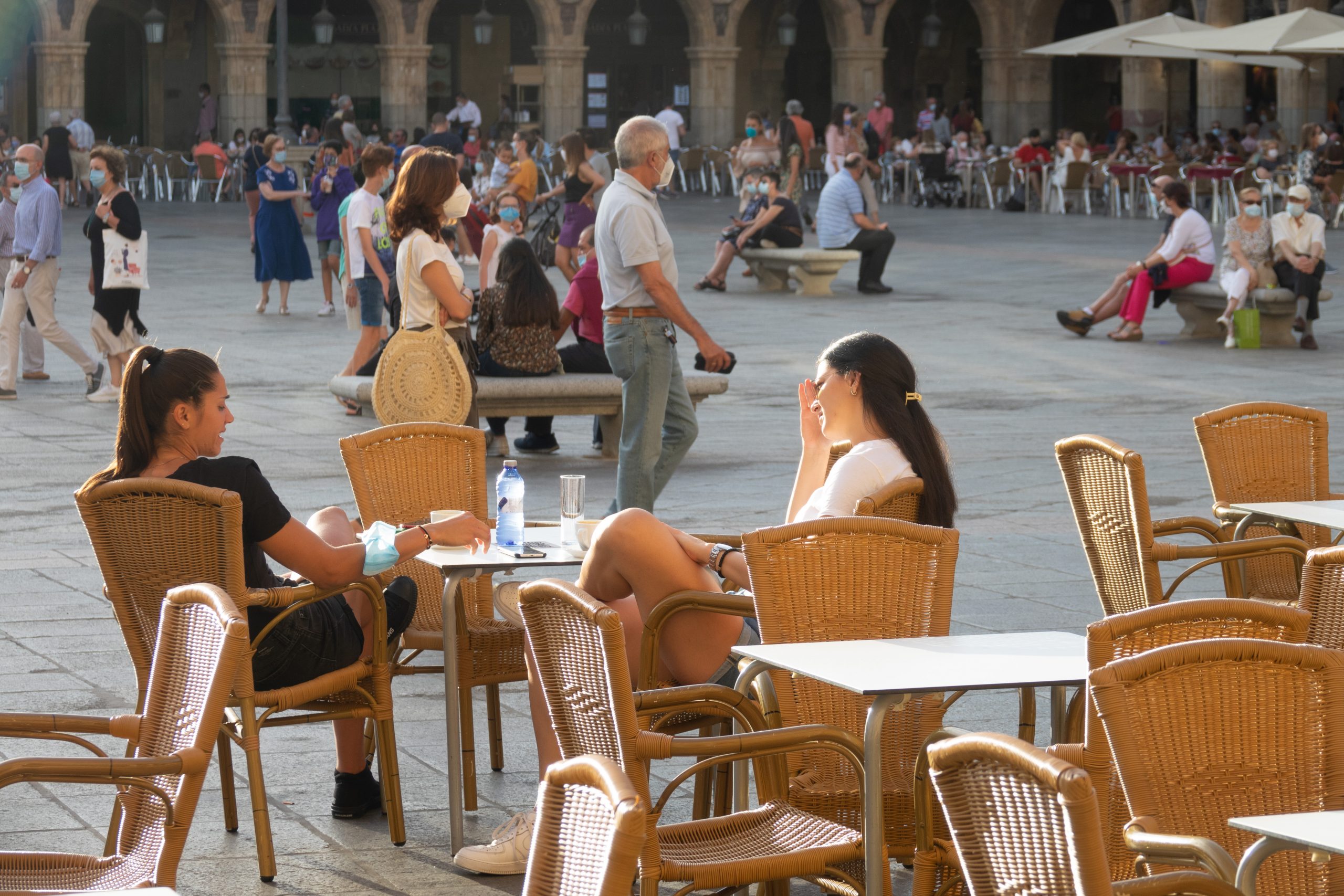 Tot la terase e mai bine. Românii evită să intre în restaurante