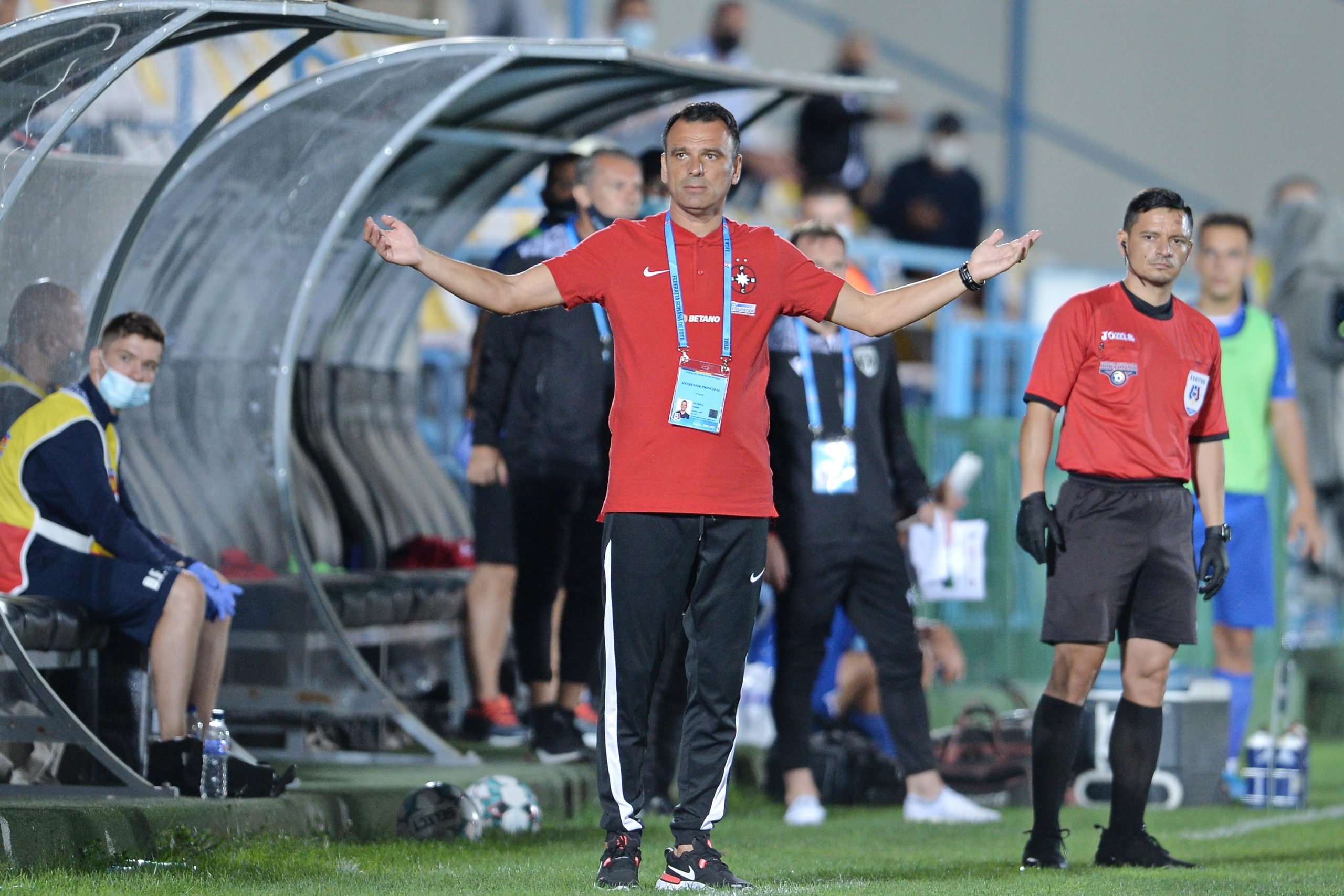 Antrenorii lui FCSB și tot staff-ul tehnic au Covid și nu pot sta pe bancă în Europa League