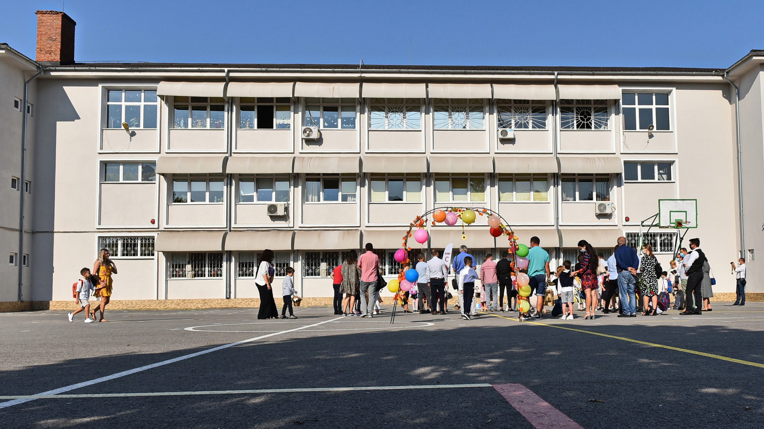 APADOR-CH cere demiteri în cazul elevilor din Constanța amendați pentru că se aflau pe terenul de sport al școlii