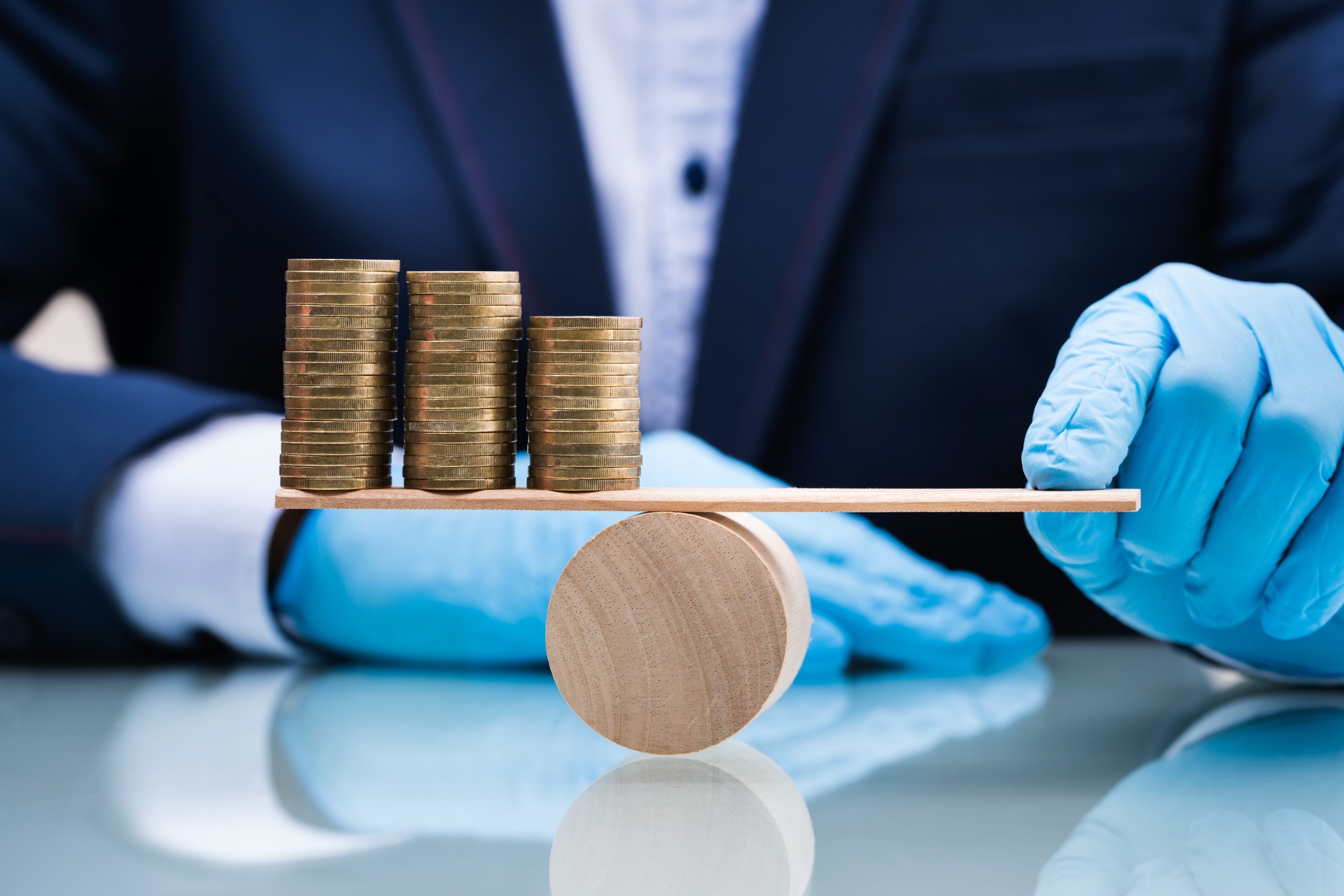 România este lovită din toate părțile: Deficitul crește, economia scade, iar investițiile nu mai vin