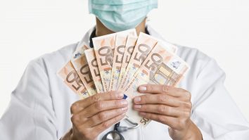 Facultatea de Medicină din București admite studenți cu nota 5. Cât costă locul cu suprataxă