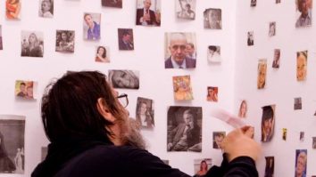 Dan Perjovschi, supărat după ce lucrarea sa a fost expusă alături de Sabin Bălașa, pe care-l numește „pupincuristul dictatorului”