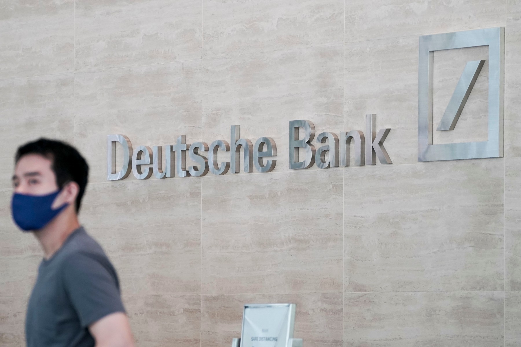 Deutsche Bank vrea să închidă 20% dintre sucursalele din Germania