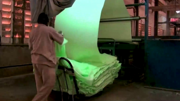 O creatoare de modă din Canada a inventat o ţesătură care absoarbe dioxidul de carbon