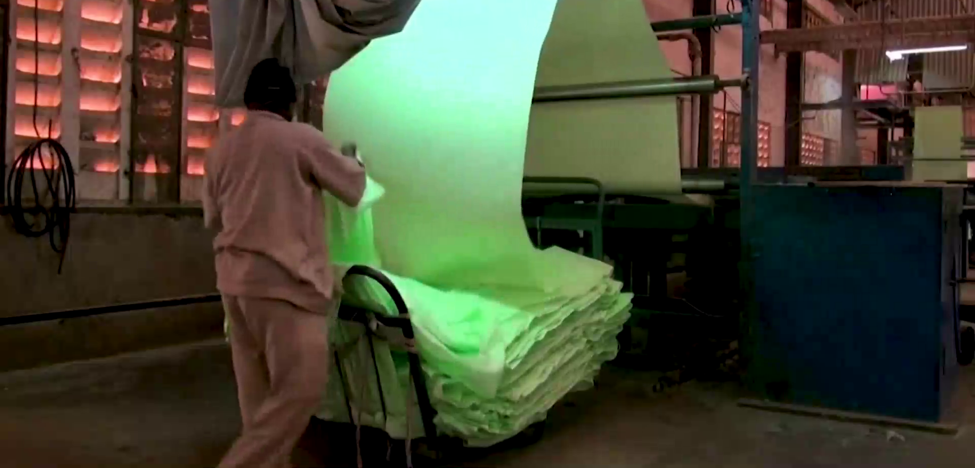 O creatoare de modă din Canada a inventat o ţesătură care absoarbe dioxidul de carbon