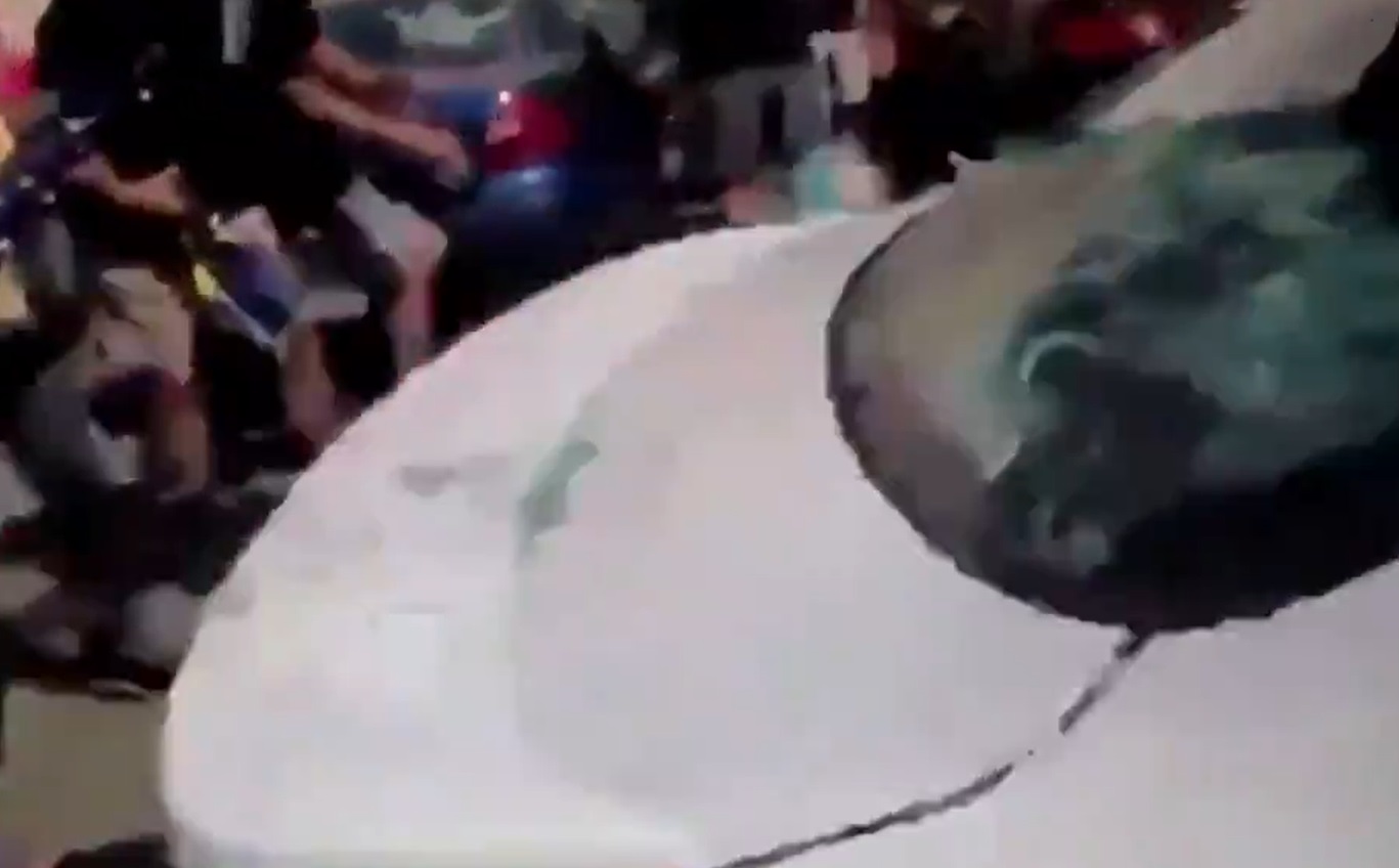 Imagini cu impact emoțional. Momentul în care susținătorii lui Trump sunt luaţi pe capota unei maşini