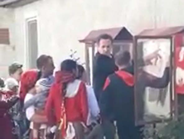 Momentul în care un primar din județul Sibiu le arată alegătorilor cum să voteze