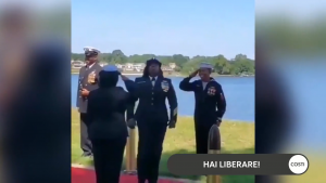 Distracție după 20 de ani de armată: Reacția unui ofițer al Marinei imediat după ce i s-a dat onorul