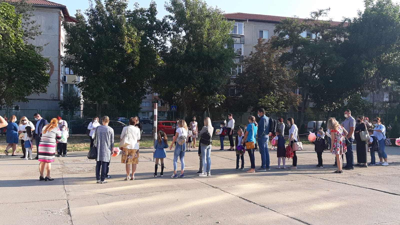 Prima zi la o grădiniță privată. Cum reacționează copiii la toate regulile pe care trebuie să le respecte