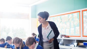 Salariul unui profesor român este cu 27% mai mic decât cel al unui funcționar public