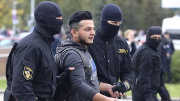 Aproximativ 500 de oameni care au protestat față de regimul Lukașenko au fost reținuți sâmbătă și duminică