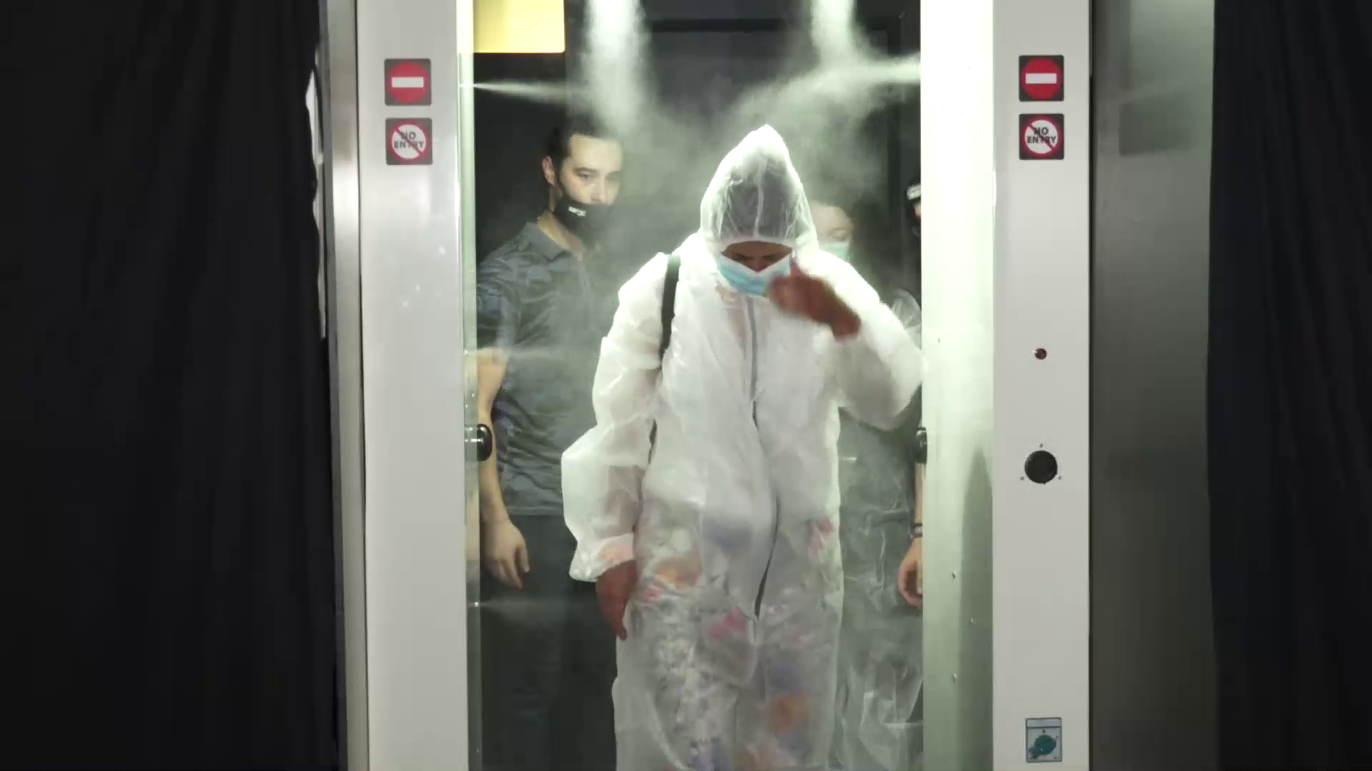 Spectacol cu măşti, combinezoane şi distanţare socială la București