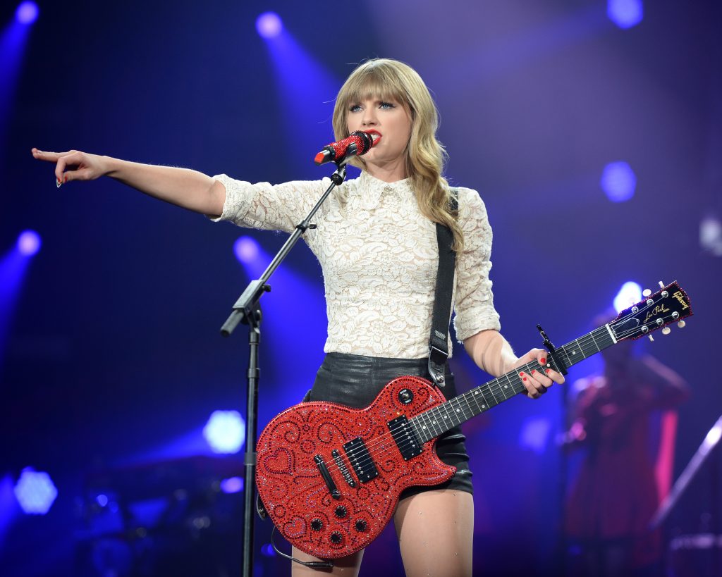 Taylor Swift egalează un record Beatles, în topurile din Statele Unite, pentru noul album lansat