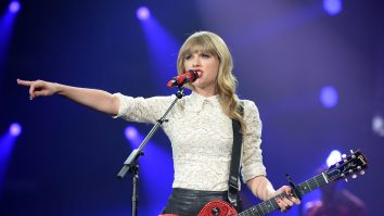 Taylor Swift egalează un record Beatles, în topurile din Statele Unite, pentru noul album lansat