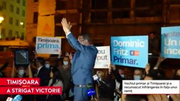 Primarul ales de localnicii din Timișoara, Dominic Fritz, a făcut baie de mulţime, în Piaţa din centrul oraşului