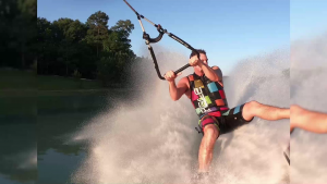 Un texan pasionat de schi nautic face acrobații pe apă desculț