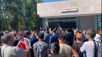 Minunea din Drumul Taberei. Bucureștenii s-au înghesuit la inaugurarea metroului, iar mulți au venit să protesteze