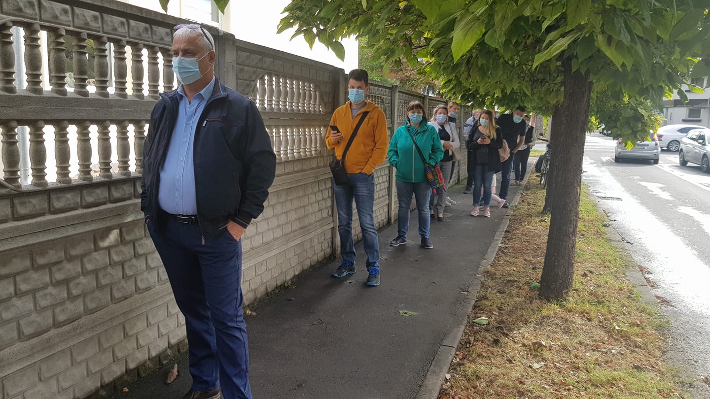 Cozi la vot din cauza măsurilor sanitare. În Costinești votul a fost oprit o oră. VIDEO