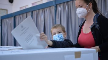 De la vot la aeroport. Alegătorii s-au grăbit să pună ștampila înainte de a pleca în vacanță