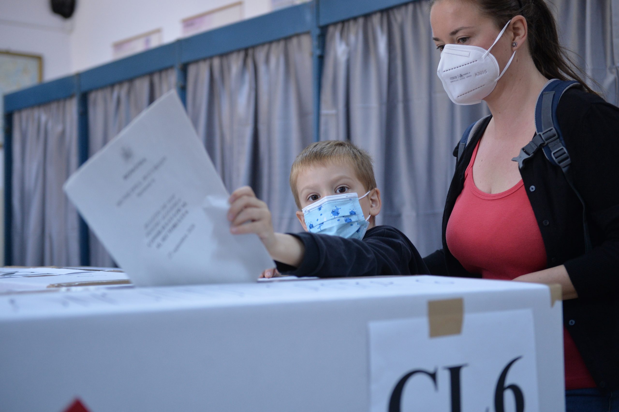 De la vot la aeroport. Alegătorii s-au grăbit să pună ștampila înainte de a pleca în vacanță