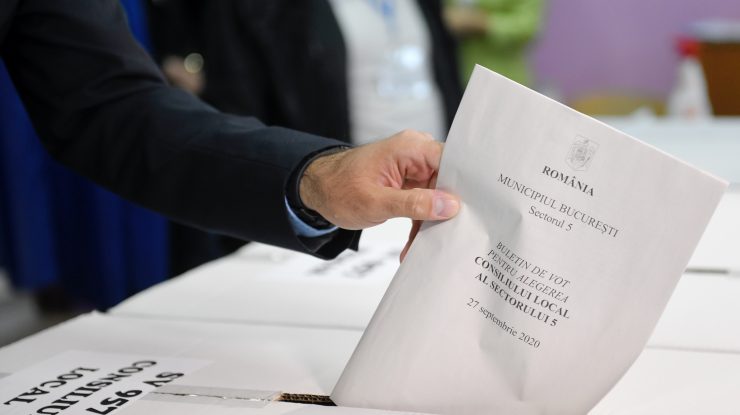 Zeci de mii de candidați se bat pentru un loc de consilier. Ce atrage așa mult la acest post