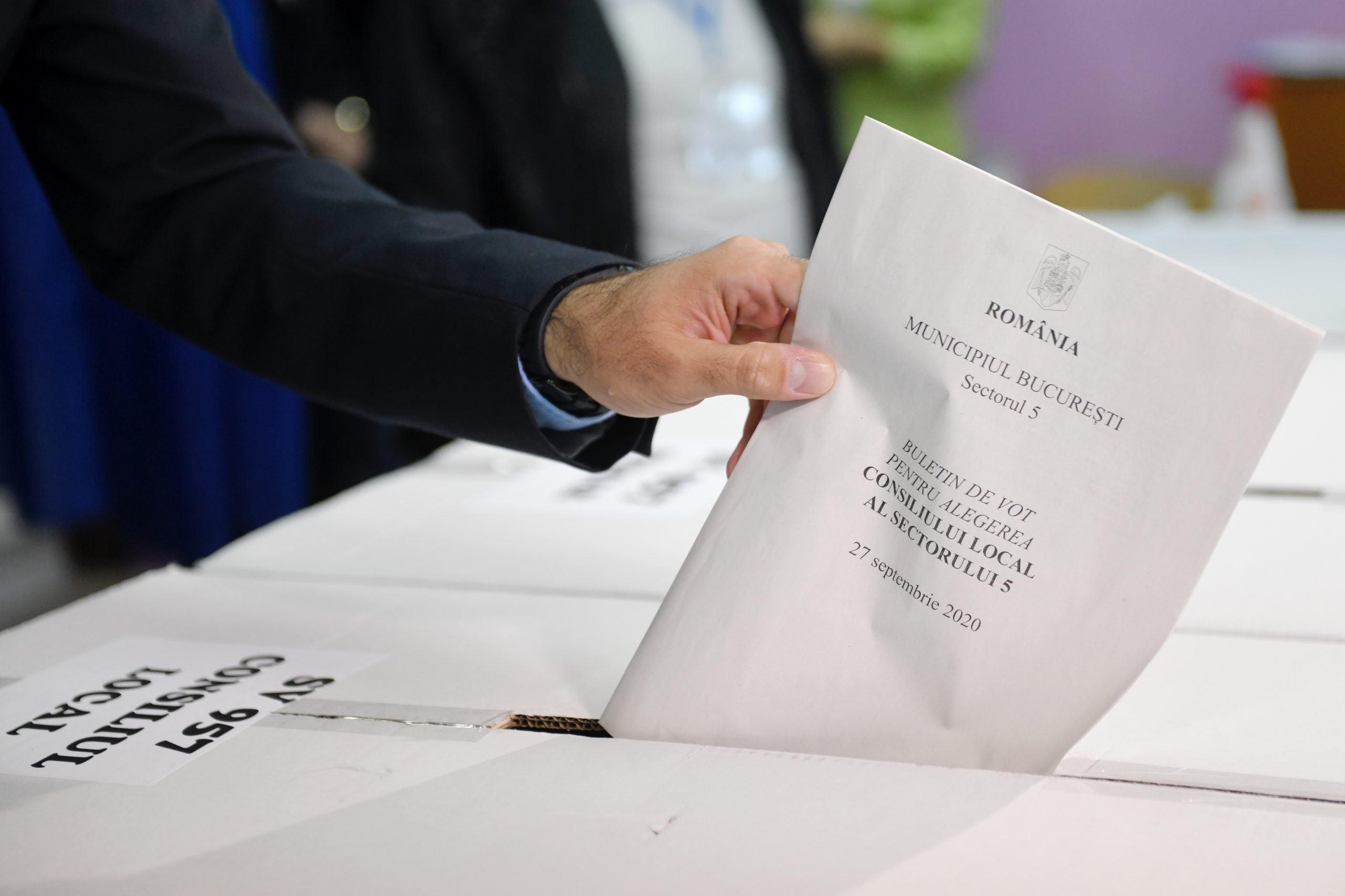 Zeci de mii de candidați se bat pentru un loc de consilier. Ce atrage așa mult la acest post