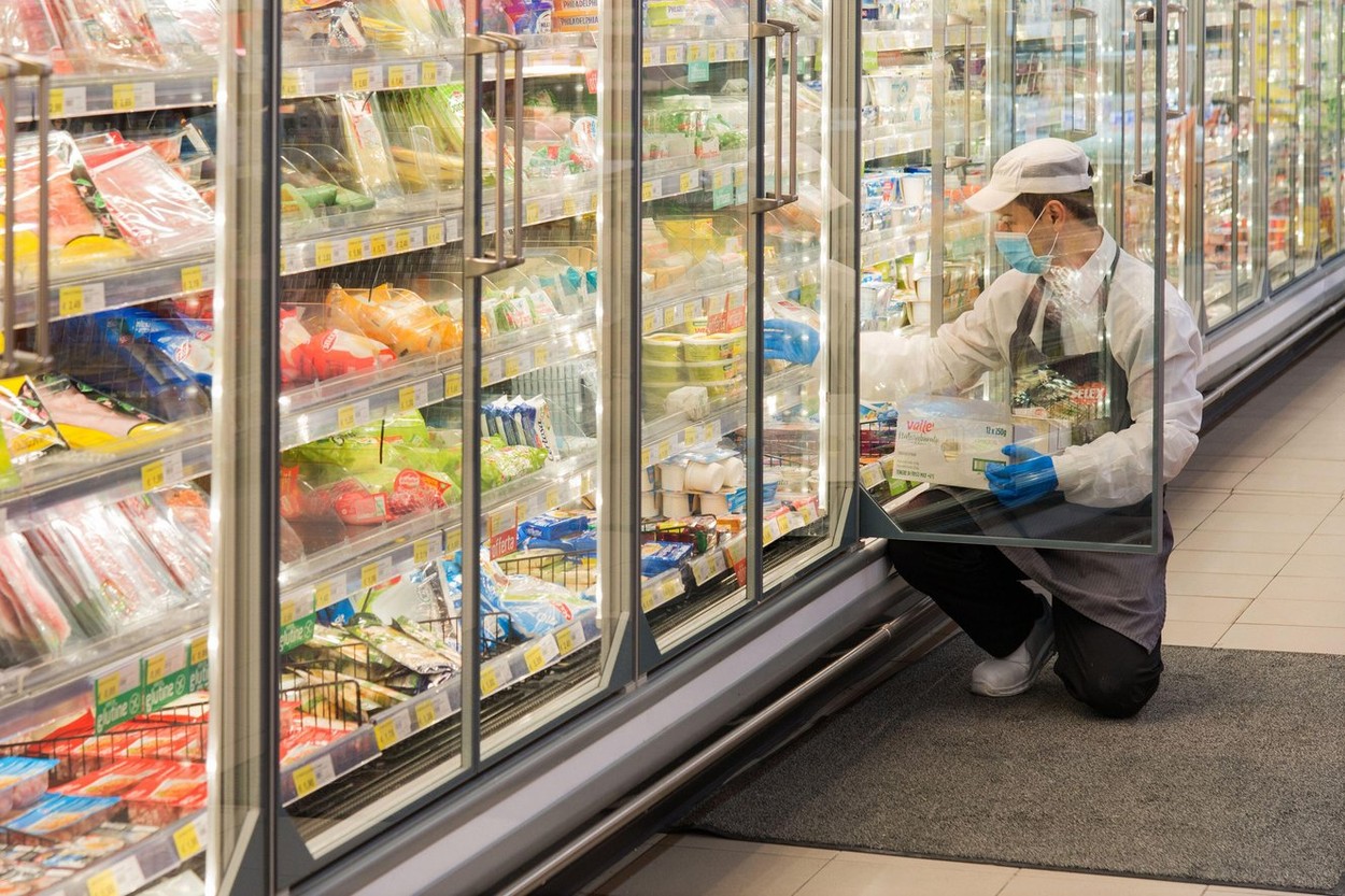 Studiu: Nu te vei îmbolnăvi dacă vei consuma conținutul unui produs ambalat atins de o persoană infectată