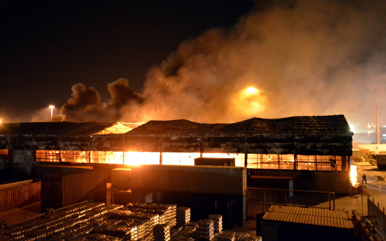Italia a fost aproape de o tragedie. Explozii puternice au zguduit portul Ancona