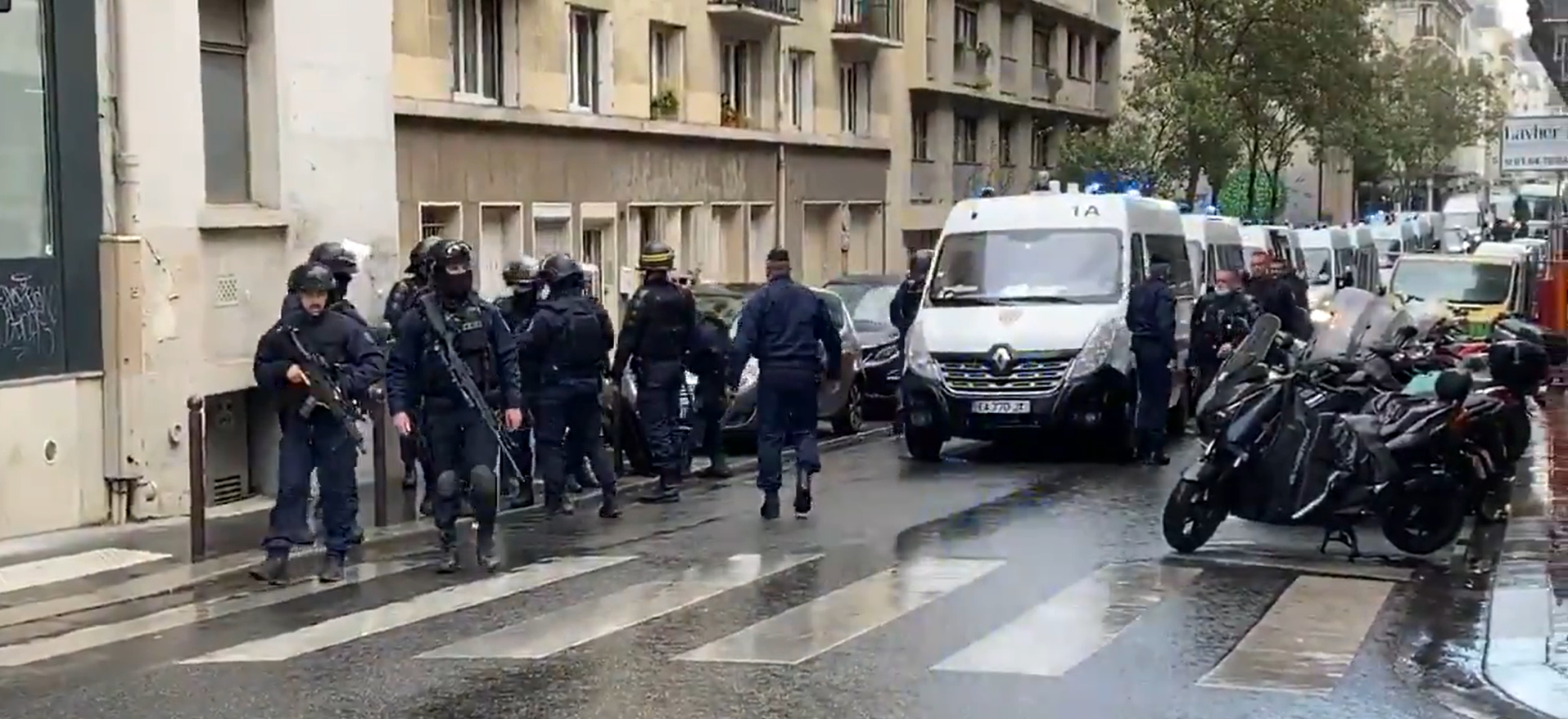 Atac armat la Paris: cel puțin 3 persoane au fost înjunghiate în apropierea fostului sediu al revistei Charlie Hebdo