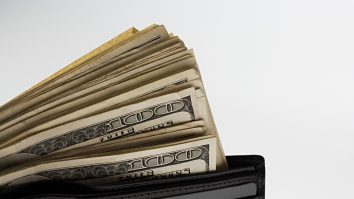 Bugetarii sunt mai bine plătiți decât cei care lucrează pentru firme private: Cu o treime mai mult