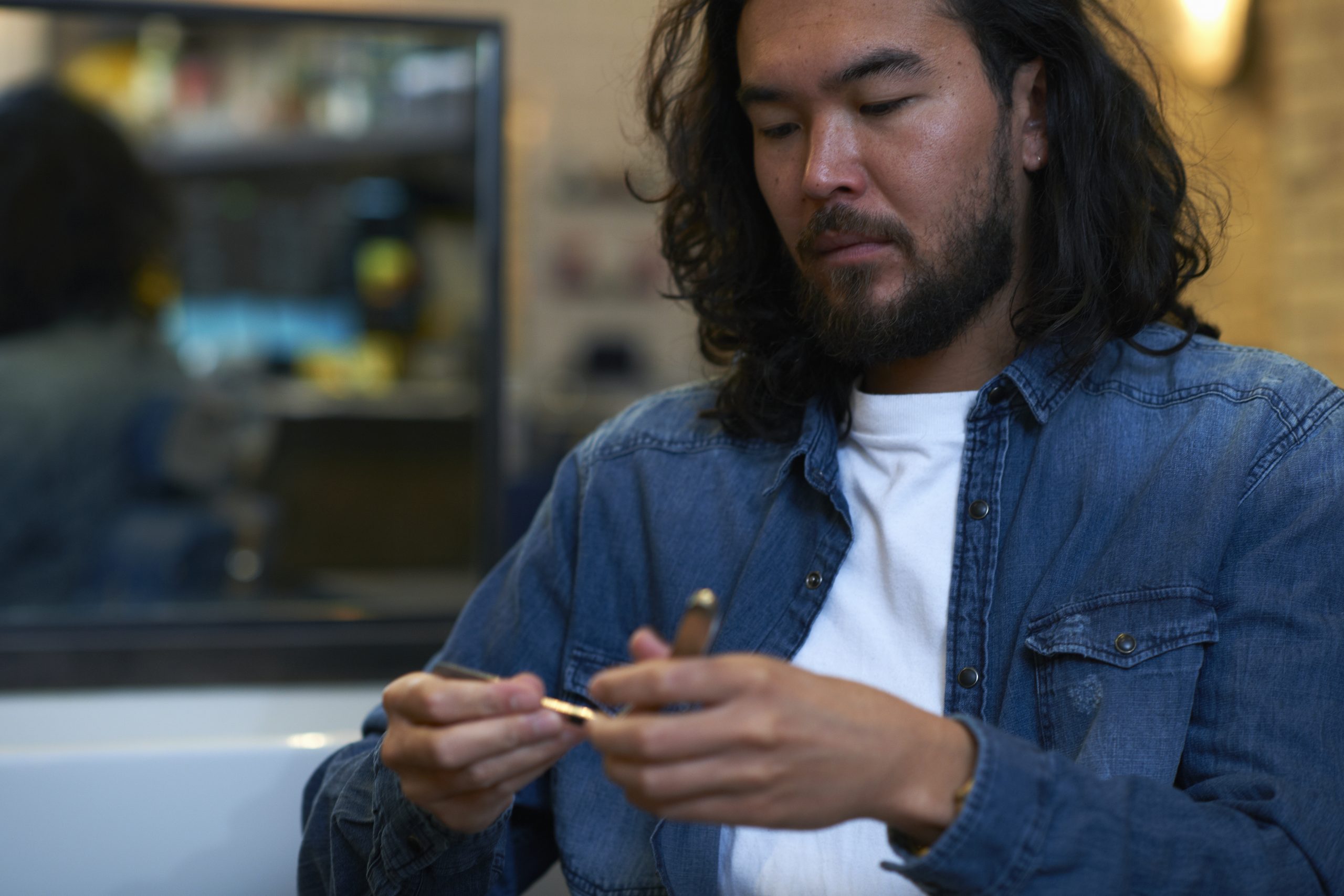 Dacă porți barbă sau dacă ai părul lung te poți infecta mai ușor cu virusul SARS-CoV-2. O spun cercetătorii