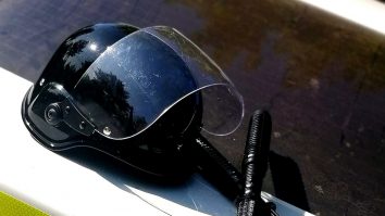 Bastoanele cu electroșocuri, noua armă a polițiștilor. Pe cine nu au voie să curenteze