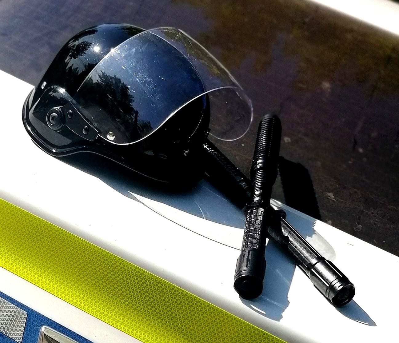 Bastoanele cu electroșocuri, noua armă a polițiștilor. Pe cine nu au voie să curenteze