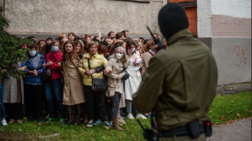 Scene incredibile surprinse în Minsk: femeile sunt puse la zid de oamenii lui Lukashenko, amintind de perioada ocupației naziste