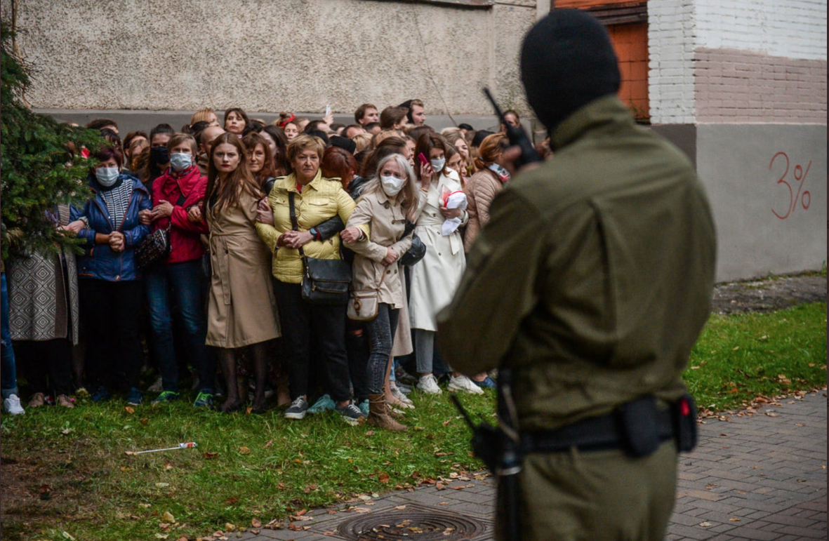 Scene incredibile surprinse în Minsk: femeile sunt puse la zid de oamenii lui Lukashenko, amintind de perioada ocupației naziste