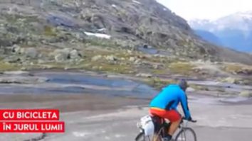 Protest pe bicicletă: „Fac un drum în jurul României că ăsta e cel mai lung drum pe care pot să îl fac anul ăsta