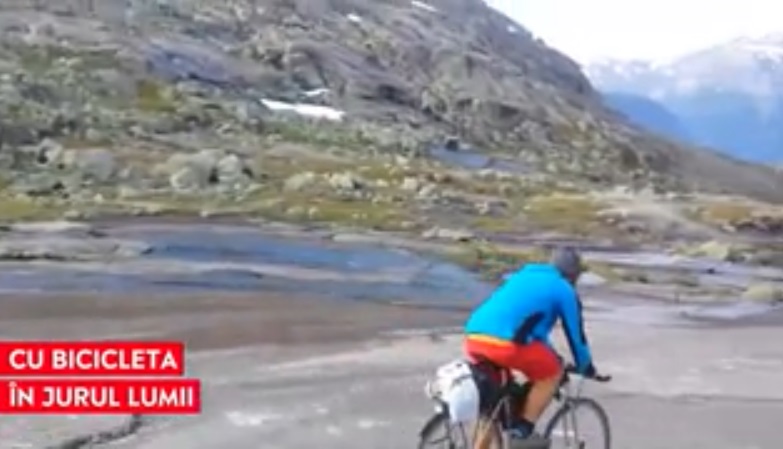 Protest pe bicicletă: „Fac un drum în jurul României că ăsta e cel mai lung drum pe care pot să îl fac anul ăsta