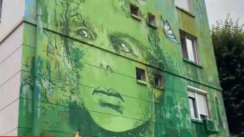 „Libertate“ vopsită pe blocuri. Uite cum transformă doi artiști din Craiova clădirile mohorâte