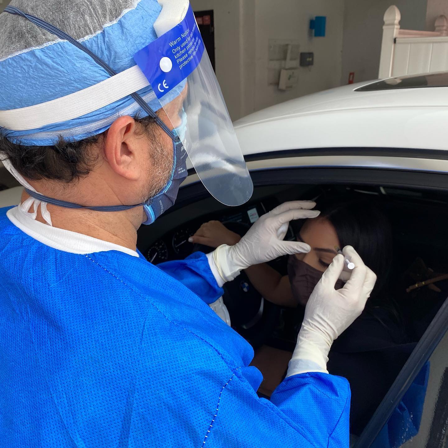 Un chirurg plastician din SUA îşi injectează clienţii cu botox, în parcare, direct în mașină