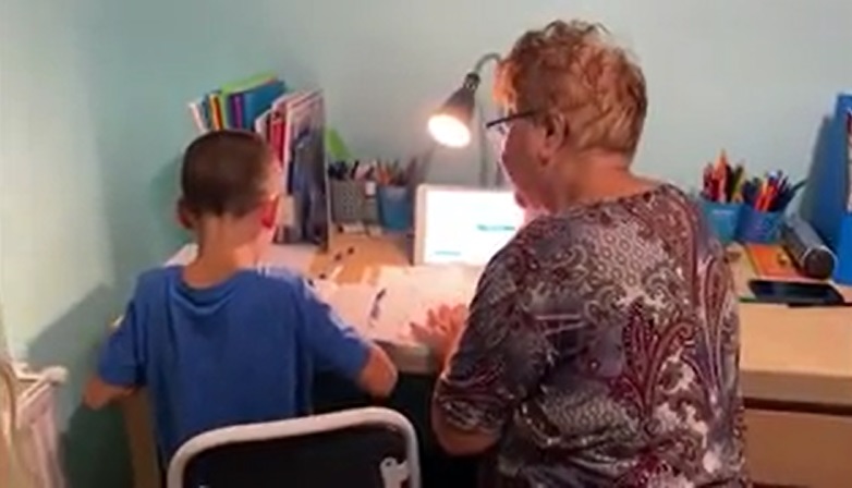 Scenariul hibrid al educației: În lipsa bonelor, bunicii sunt conectați la școala online