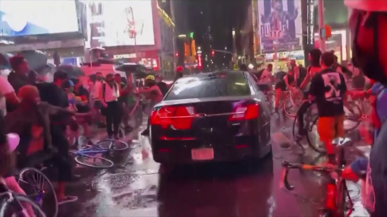 Momentul în care o mașină intră în mulțimea de protestatari la New York