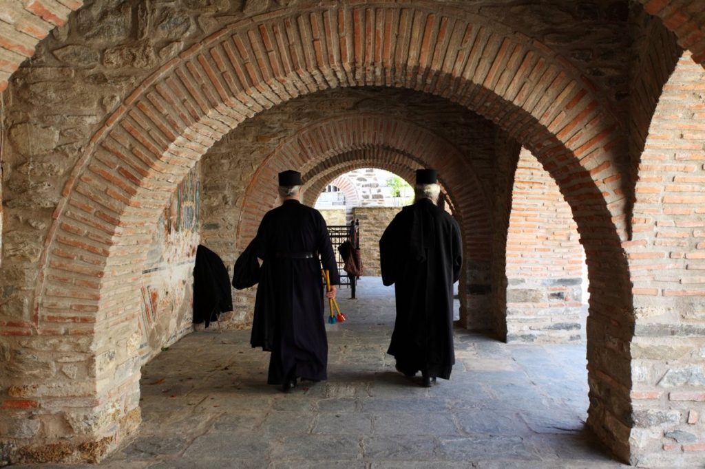 Covid-19 a ajuns chiar și la Muntele Athos. Mai mulți călugări au fost depistați pozitiv
