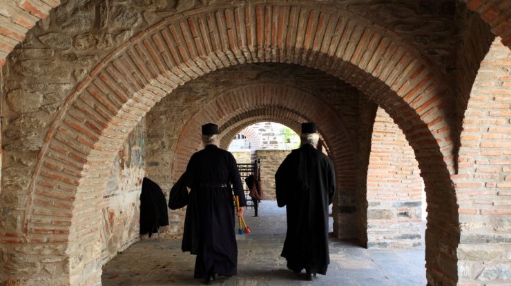 Covid-19 a ajuns chiar și la Muntele Athos. Mai mulți călugări au fost depistați pozitiv